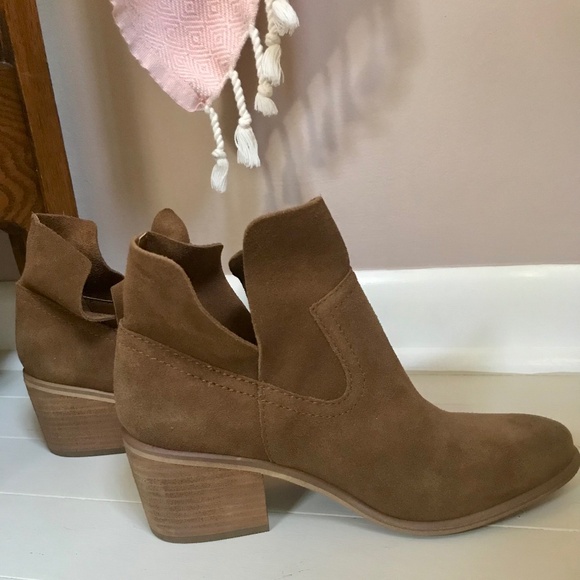 NWOT Suede Booties Size 7 - Picture 2 of 4